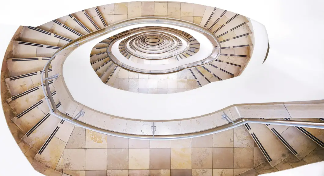 Candida Höfer, Neuer Stahlhof Düsseldorf II 2012 (Nuevo astillero de Düsseldorf II 2012). © Candida Höfer/VG Bild-Kunst, Bonn 2025. Cortesía de la artista y Sean Kelly, New York/Los Angeles.