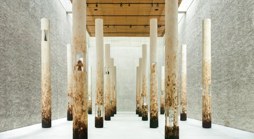 Claudia Comte, When Dinosaurs Ruled the Earth (Cuando los dinosaurios gobernaron la Tierra), 2018, Berlín. Fotografía de Roman März. Cortesía de la artista y KÖNIG GALERIE 2018. www.claudiacomte.ch | Instagram @claudiacomte