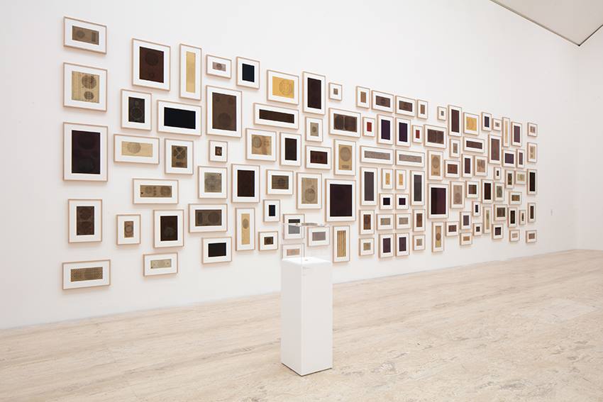 Vista de la exposición Gabriel de la Mora: La Petite Mort organizada por el Museo Jumex y el MARCO, junto con una nueva publicación en colaboración con RM. Fotografía de Ramiro Chaves.