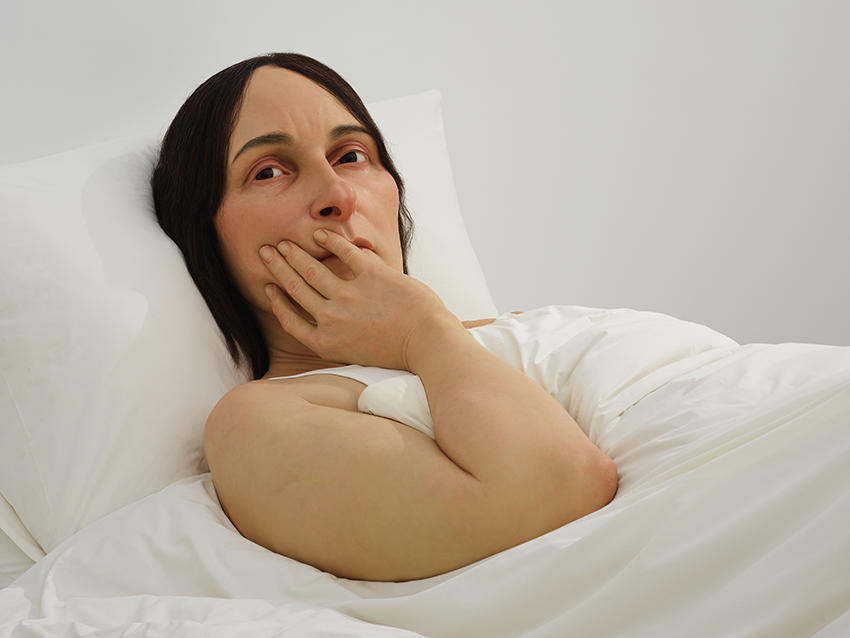 Ron Mueck, In Bed (En cama), 2005. Vista de instalación de Ron Mueck, National Museum of Modern and Contemporary Art, Seoul, 2025.