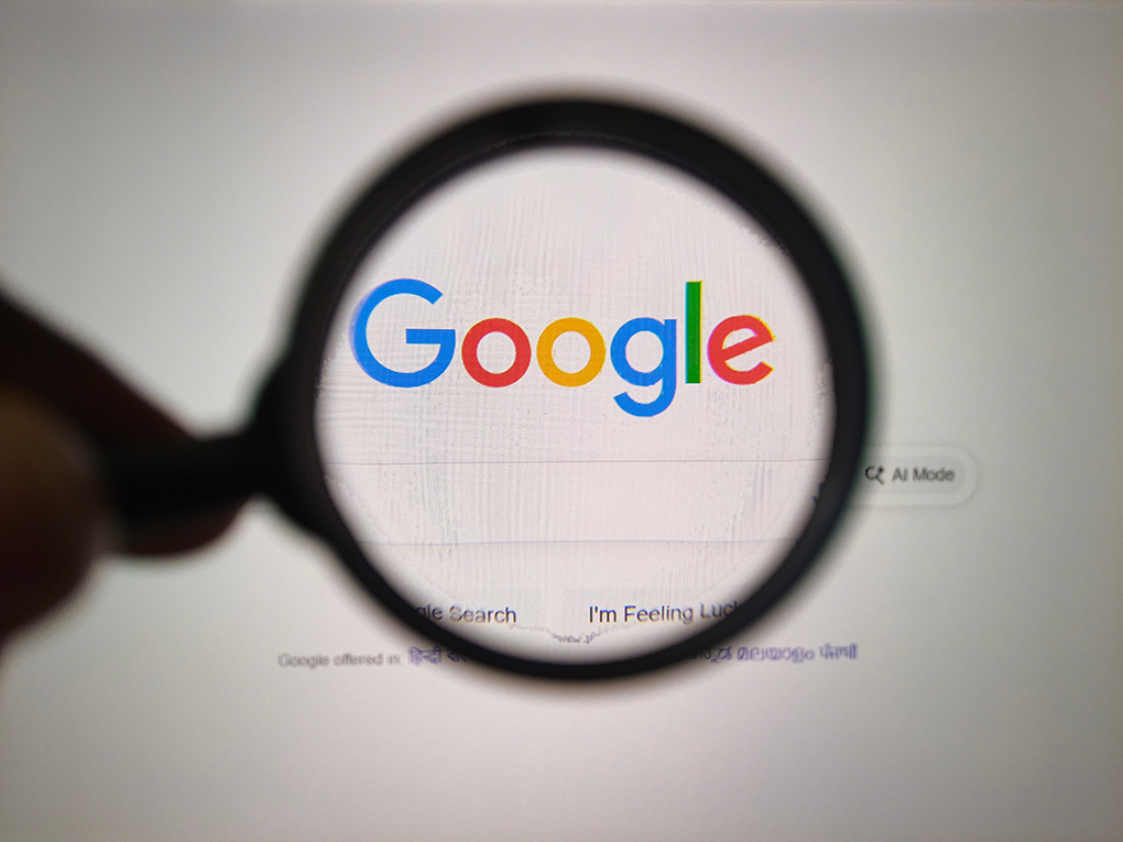 Uso de herramientas para verificar información digital.
