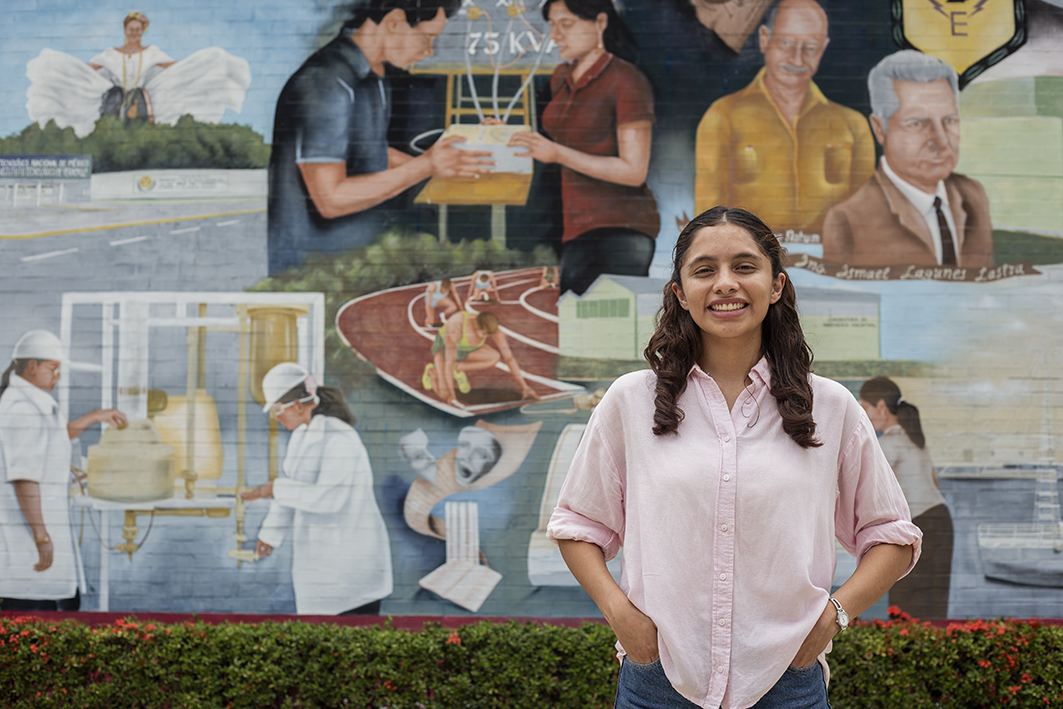 Valeria Palacios ganadora de la Medalla Mundial de Educación
